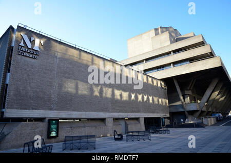 Il teatro nazionale su London Southbank Foto Stock