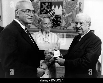 Il Presidente del Landtag bavarese Franz Heubl e Alfons Goppel con una medaglia, che viene attribuito al Goppel. In mezzo, Gertrud Goppel. Foto Stock