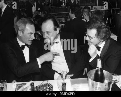 Il sindaco di Monaco di Baviera Georg Kronawitter (SPD, sinistra), Federale Ministro degli Esteri Hans-Dietrich GENSCHER (FDP) e la bavarese leader liberale, Manfred Brunner (r), in corrispondenza di una sfera di carnevale. Foto non datata. Foto Stock