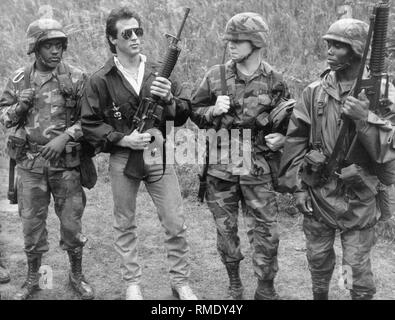 L'attore Sylvester Stallone visite truppe americane a Berlino e appare, tra gli altri, con un M-16 fucile da assalto. Foto Stock