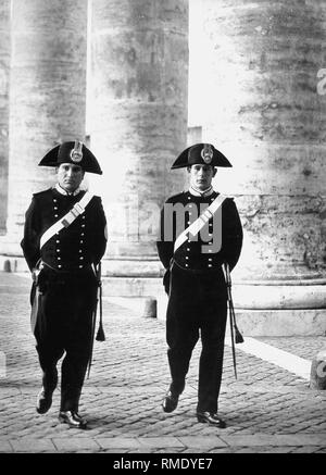 Carabinieri in una galleria di piazza San Pietro a Roma. Foto Stock