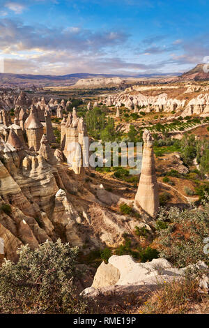 Foto e immagini della fata camino formazioni rocciose e pilastri di roccia di "Love Valley" nei pressi di Goreme, Cappadocia, Nevsehir, Turchia Foto Stock