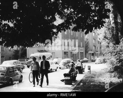 I passanti a San-Anna-Platz nel quartiere di Lehel a Monaco di Baviera. Non datata (foto) Foto Stock