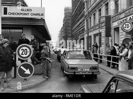 Vista la linea di vetture di Oriente i berlinesi al Checkpoint Charlie su Friedrichstrasse, chi desidera visitare Berlino ovest dopo la caduta del muro di Berlino. Foto Stock