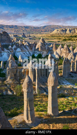 Foto e immagini della fata camino formazioni rocciose e pilastri di roccia di "Love Valley" nei pressi di Goreme, Cappadocia, Nevsehir, Turchia Foto Stock