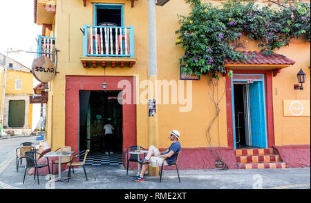 Uomo di fumare un sigaro nel Getsemani Cartagena Colombia Sud America Foto Stock