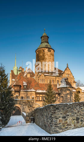 Il castello di Czocha, del XIV secolo e ricostruito nei primi del novecento, hotel, in inverno, vicino al villaggio di Lesna, Bassa Slesia, Polonia Foto Stock