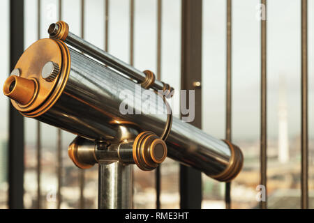 Vintage turistico pagato telescopio sorge sul punto di vista di Amburgo, Germania. Close-up foto con correzione delle tonalità filtro e morbida messa a fuoco selettiva Foto Stock