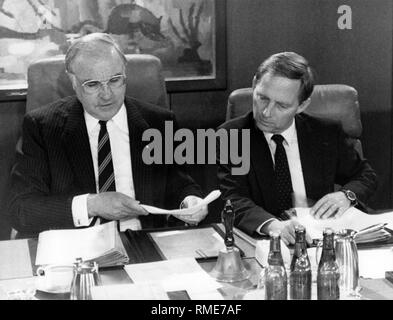 Il cancelliere tedesco Helmut Kohl (sinistra) e capo del Chancellary Wolfgang Schäuble (a destra). Helmut Kohl, politico, Germania, CDU, Mit Wolfgang Schaeuble Foto Stock