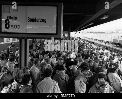 Su una piattaforma della stazione Hof in Baviera, il treno display board annuncia un treno speciale - così come su molti fine settimana, i treni speciali sono sovraffollate nella RDT. Sulla piattaforma di numerosi cittadini della RDT. Foto Stock