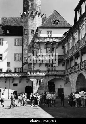 I turisti nel cortile del castello Langenburg. Foto non datata. Foto Stock