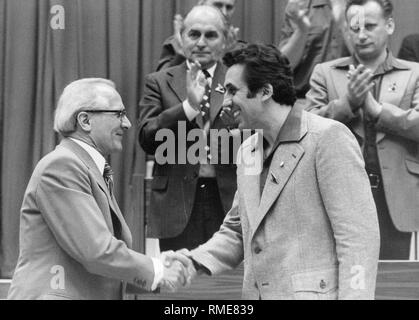 Erich Honecker si congratula con Egon Krenz per la rielezione come presidente della RDT Associazione giovani FDJ al decimo il parlamento della FDJ ai primi di giugno 1976 in la Palast der Republik a Berlino Est. Foto Stock