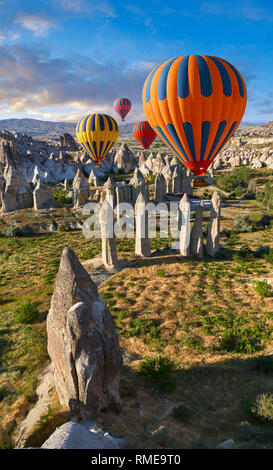 Foto e immagini di mongolfiere sopra il camino fata formazioni rocciose e pilastri di roccia di "Love Valley" nei pressi di Goreme, Cappadocia, Nevsehir, Turk Foto Stock