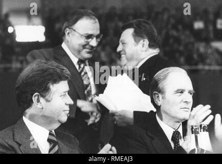 Questa foto mostra l'Unione politici Helmut Kohl (dietro a sinistra), Franz Josef Strauss (parte posteriore destra), Kurt Biederkopf (sinistra) e Karl Carstens (a destra) durante un evento di campagna della CDU / CSU. Foto Stock