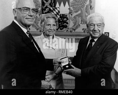 Il Presidente del Landtag bavarese Franz Heubl e Alfons Goppel con una medaglia, che viene attribuito al Goppel. In mezzo, Gertrud Goppel. Foto Stock