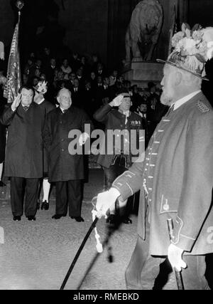 Sotto la leadership del Gebirgsschuetzen-Kompanie Gmund, il Gebirgsschuetzen (truppe di montagna) dalla Baviera, Austria e Italia dire addio alla bavarese in uscita il primo ministro Alfons Goppel davanti alla Feldherrnhalle di Monaco di Baviera. Allo stesso tempo il nuovo padre della patria, Franz Josef Strauss viene accolto (a sinistra nella foto). Foto Stock