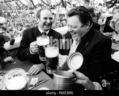 Il sindaco di Monaco di Baviera, Erich Kiesl (CSU) e CSU presidente Franz Josef Strauss in Schottenhammel tenda all'Oktoberfest di Monaco di Baviera. In background, l'ex sindaco Georg Kronawitter e Hans-Jochen Vogel (entrambi SPD). Foto Stock