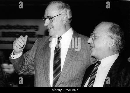 Il cancelliere tedesco Helmut Kohl (sinistra) e Norbet Bluem a un partito CDU meeting di Amburgo. Helmut Kohl, politico, Germania, CDU, Mit Norbert Bluem Foto Stock