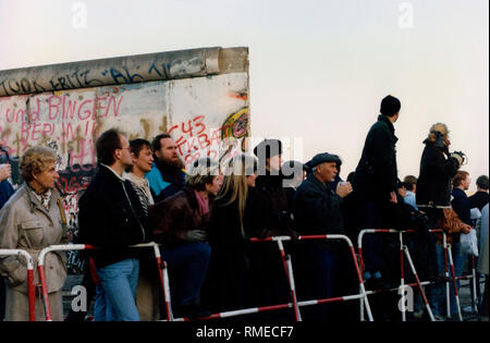 Poco dopo la caduta del muro, cittadini di Berlino sono in piedi accanto al nuovo valico di frontiera a Potsdamer Platz. Apertura di parete novembre 1989, Berlino, Parete, Germania Foto Stock