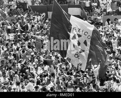Ventole messicano con un enorme bandiera allietare la loro squadra in Coppa del mondo nel loro proprio paese. Foto Stock