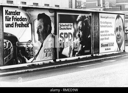 Manifesti in 1980, promuovendo i leader delle parti, dalla sinistra: Franz Josef Strauss (CDU / CSU, promessa: "Il Cancelliere per la pace e la libertà"), Helmut Schmidt (SPD, slogan 'Sicurezza per la Germania ") e Hans Dietrich Genscher (FDP, promessa " Per il governo Schmidt / Genscher, contro la dittatura di un partito, contro Strauss '). Foto Stock