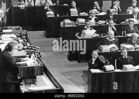 Golda Meir dà un discorso di fronte alla Knesset. Meir era presidente della Organizzazione ebraica, israeliano il ministro del Lavoro e degli Affari Esteri, quarto Ministro presidente del paese e la prima donna in ufficio. Foto Stock