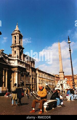 Nel centro della vivace piazza sorge una delle più famose fontane di Gian Lorenzo Bernini (1598-1680), la Fontana dei Quattro Fiumi (Fontana dei Fiumi, 1648-51) con l'obelisco. Ulteriori due fontane (non raffigurata) adornano la piazza: all'estremità del nord la Fontana di Nettuno (Fontana di Nettuno, 1576) da Giacomo della Porta, all'estremità meridionale del Bernini Fontana Moro (la Fontana del Moro). La forma della Piazza Navona risale al circo Domitianus, sulle rovine della quale sorgono gli edifici circostanti. Foto Stock