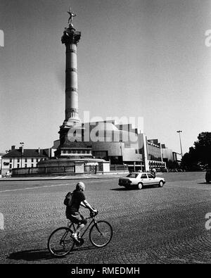 La colonna di Luglio in Place de la Bastille a Parigi. Sullo sfondo il Opera-National. Foto Stock