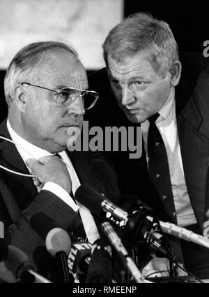 Il cancelliere tedesco Helmut Kohl (sinistra) e capo delle presse e Ufficio relazioni col pubblico del governo federale Friedhelm Ost (a destra). Helmut Kohl, politico, Germania, CDU, con i politici tedeschi Foto Stock