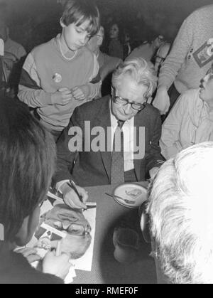 Il cancelliere candidato Hans-Jochen Vogel dà autografi alla elezione di un evento organizzato dal DOCUP. Foto Stock