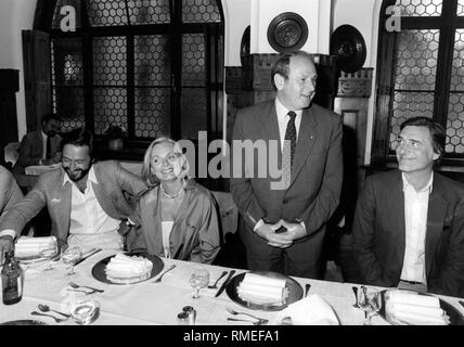 Monaco di Baviera è sindaco Erich Kiesl (CSU, secondo da destra) con i creatori della serie televisiva Monaco Franze (da sinistra): Direttore Helmut Dietl (l.), Monaco Franze principale attore Helmut Fischer (r) e sua moglie nella serie Ruth Maria Kubitschek ad una cena presumibilmente in occasione della prima trasmissione della serie nel marzo 1983. Foto Stock