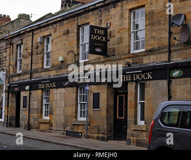 Il Dock pub Camminate Camminate è una piccola cittadina sulla costa nord est di Northumberland in Inghilterra del Nord Est. Uno dei pub locali nella città CW 6609 Foto Stock