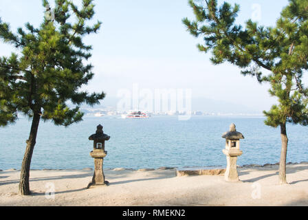 Vista dall'isola di Miyajima verso Hiroshima, Giappone Foto Stock