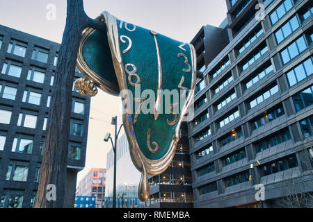 Tre metri di altezza e peso di quasi tre tonnellate la persistenza della memoria la scultura di Salvador Dali, Brunkebergstorg, Stoccolma, Svezia e Scandinavia Foto Stock