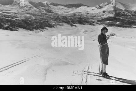 Sciatore sul velino montagne, massa d'albe, l'aquila, Abruzzo, Italia, 1920-30 Foto Stock