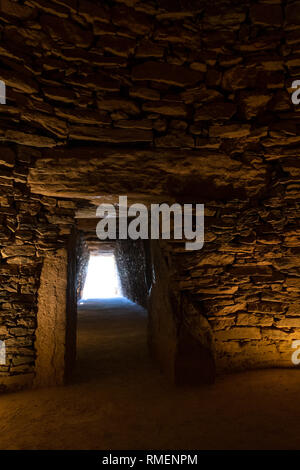 Tholos de El Romeral. Il El Romeral Dolmen è situato nella città spagnola di Antequera. Essa fu costruita nel III millennio A.C. Foto Stock