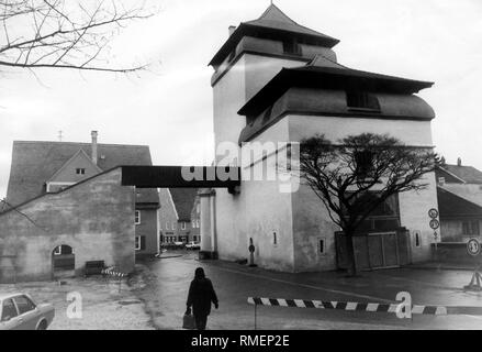 Vista del "Berger Tor', parte delle conserve di parete della città di Noerdlingen. Le ristrutturazioni sono state completate e il traffico passa ora intorno all'edificio, non attraverso di esso. Non datata (foto) Foto Stock