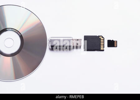 Trasferimento o eseguire il backup dei dati. Insieme di apparecchiature per la memorizzazione di informazioni .i dispositivi per memorizzare i dati di unità flash, scheda SD e scheda micro SD. Foto Stock
