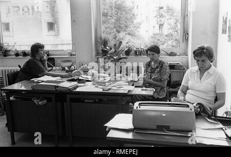 I dipendenti che lavorano in ufficio della libreria di immagini di Sueddeutscher Verlag . Foto Stock