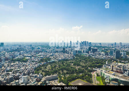 Tokyo / Giappone - Giugno 16 2017: Tokyo City building paesaggio urbano vista aerea da Roppongi Hills giorno tempo tempo chiaro Foto Stock