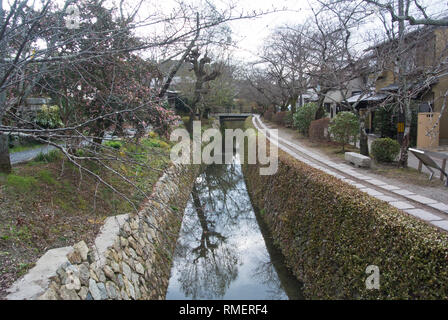 Il filosofo a piedi in inverno, Kyoto, Giappone Foto Stock
