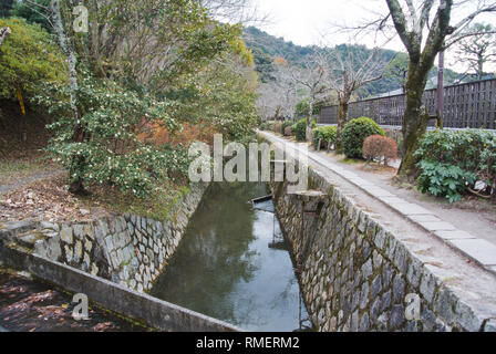 Il filosofo a piedi in inverno, Kyoto, Giappone Foto Stock