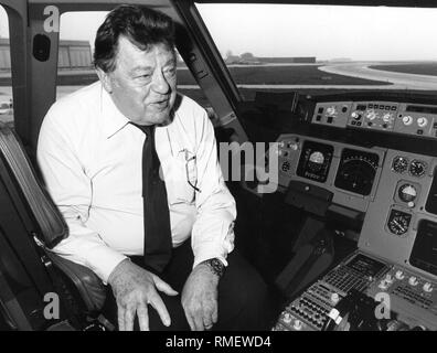 Franz Josef Strauss come Presidente del Supervisory Board di Airbus nel cockpit del nuovo sviluppo Airbus A 320. Foto Stock