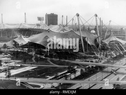 Vista del Monaco di Baviera Olympic Park con la Olympic Hall e lo Stadio Olimpico dietro. Sulla destra è il Georg-Brauchle-Ring. Foto Stock