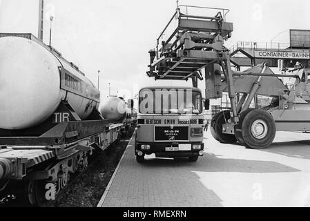 Di scena sul terminale per container Cologne-Eifeltor / Huckepackverkehr. Con il Piggy-Packer, serbatoio rimorchi vengono caricati su un carrello dalla DB carro. Foto Stock