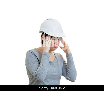 Ha sottolineato il giovane ingegnere indossare casco protettivo dei braccetti di trattenimento a testa sensazione di esaurimento avente mal di testa e problemi di salute guardando giù annoiato è Foto Stock