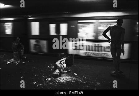 Germania Berlino, 17 Giugno 1990: S-Bahn stazione Oranienburger Strasse (metropolitana). Le figure presentate dal lago Weissensee Scuola di Arte nel bloccato S-Bahn, che sono stati distrutti da qualcuno alla stazione all'inizio dei lavori di costruzione. Foto Stock