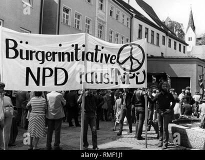 Questa fotografia mostra ai partecipanti in un rally di protesta contro il NPD congresso di partito in Kaufbeuren. Sul banner di accompagnamento stands: 'iniziativa dei cittadini NPD fuori!' Foto Stock