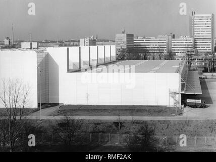 La stampa di casa della SUEDDEUTSCHE ZEITUNG Su Hultschiner Strasse a Monaco di Baviera. Vista della sala di elaborazione (a destra) e la stampa rotativa facility (sinistra) dell'Est. Non datata (foto) Foto Stock