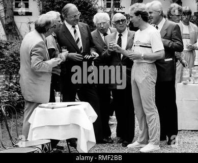 Il cancelliere tedesco Helmut Kohl (2a da sinistra a destra) visite il campo di allenamento della nazionale di calcio prima della Coppa del Mondo in Francia 1984. Nella foto: DFB presidente Hermann Neuberger, allenatore nazionale Jupp Derwall, Kohl, Willhelm Neudecker (Presidente del DFB league Comitato ), DFB membro del consiglio di amministrazione Walter Baresel, squadra nazionale capitano Karl-Heinz Rummenige e il portavoce del governo Pietro Boenisch (da sinistra a destra) Foto Stock